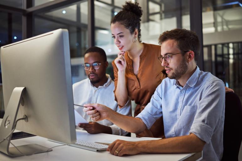 Personas mirando un computador